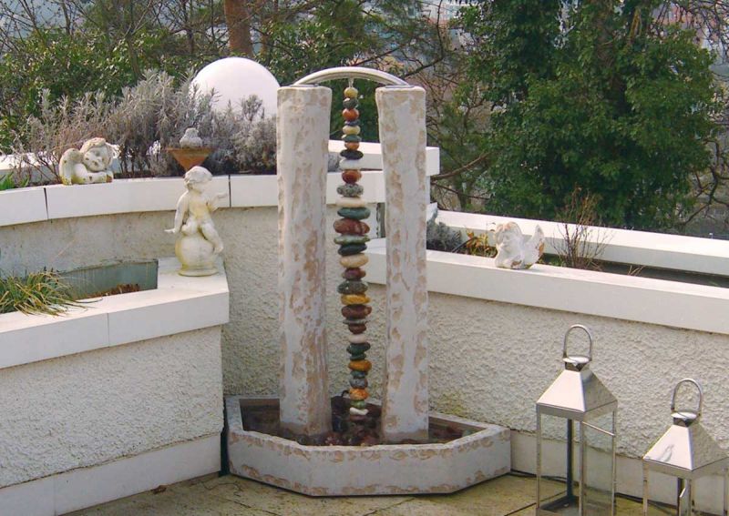 Brunnen mit Kieselsteinen