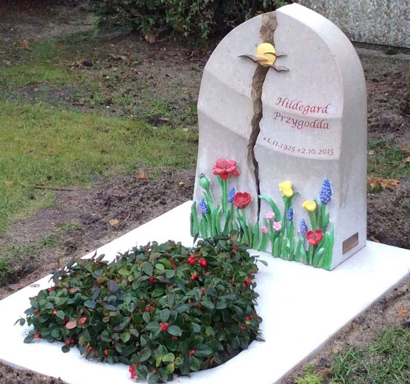 Modernes Urnengrab mit Blumenwiese in Celle
