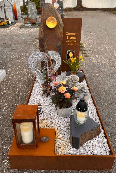 Moderner Basaltgrabstein