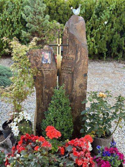 Grabstein Basaltsäulen