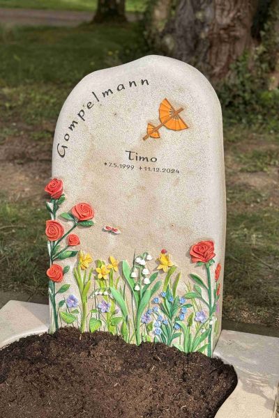 Grabstein mit Blumen für Timo