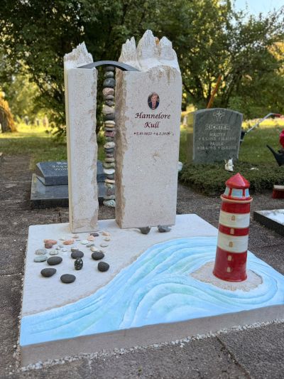 Grabstein mit Leuchtturm