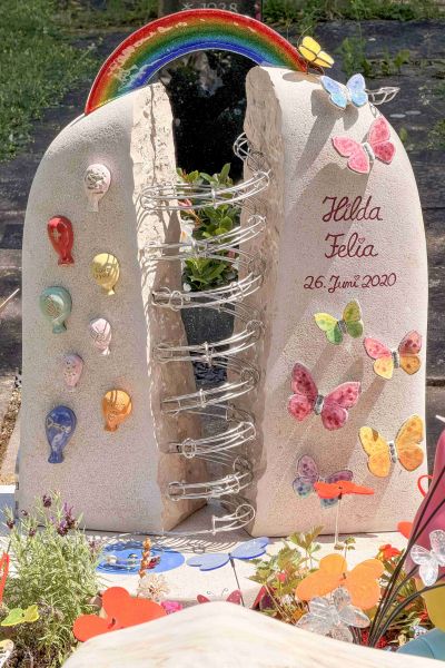Kunterbunter Kindergrabstein