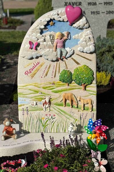 Bunter Kindergrabstein