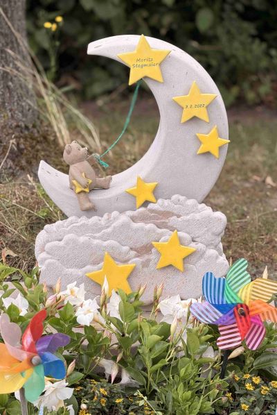 Kindergrabstein mit Mond