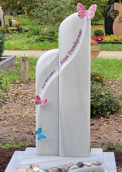 kindergrabstein mit schmetterlingen aus Keramik