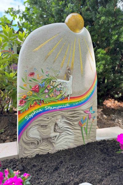Bunter Kindergrabstein mit Pferd