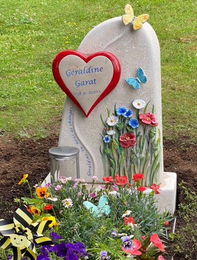 kindergrabstein für geraldine in Neuchatel