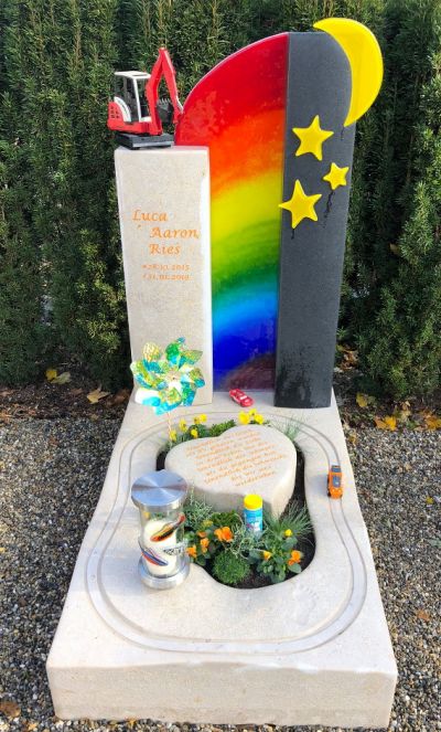 kindergrabstein-bagger-regenbogen-luca-ries