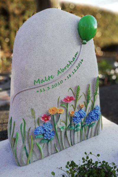 Kindergrabstein für Malte Liftballoon Blumenwiese