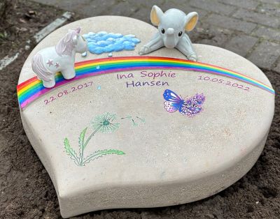 kindergrabstein-herz-blumen-regenbogen-kuscheltiere