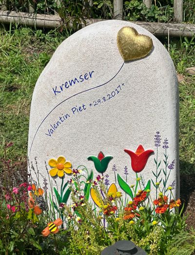 kindergrabstein-herz-luftballon-blumen