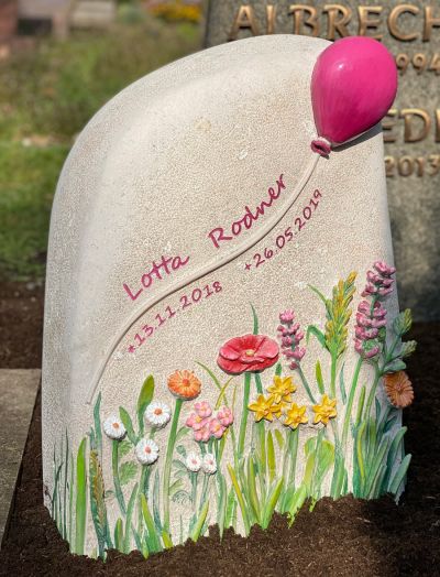 kindergrabstein-luftballon-blumenwiese-st.ingbert