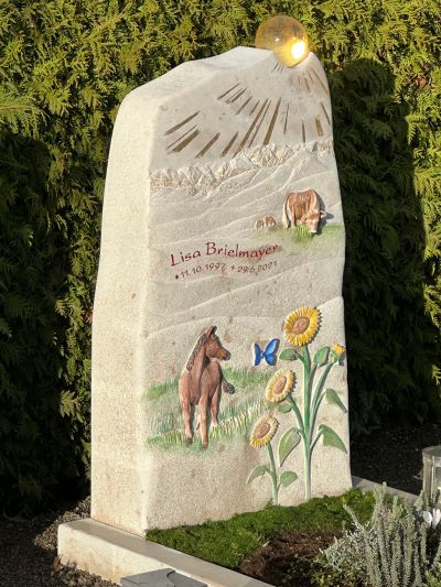 kindergrabstein-pferd-kuehe-sonnenblumen