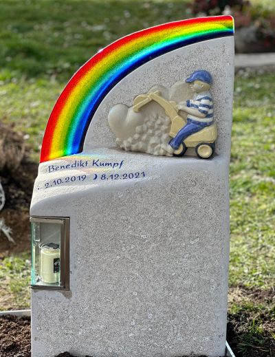 kindergrabstein-regenbogen-bagger-benedikt-
