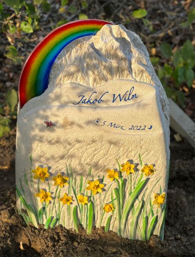 kindergrabstein-regenbogen-blumenwiese
