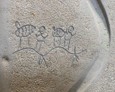 Kindergrabstein mit Weg aus Legosteinen und Schmetterlingen