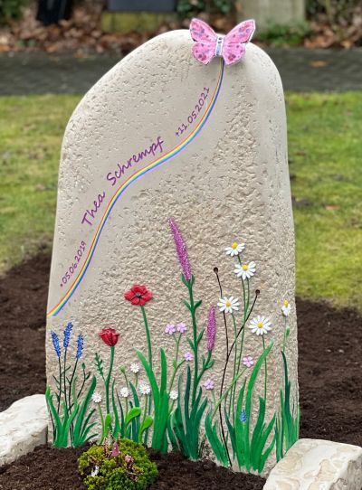 kindergrabstein-schmetterling-blumenwiese