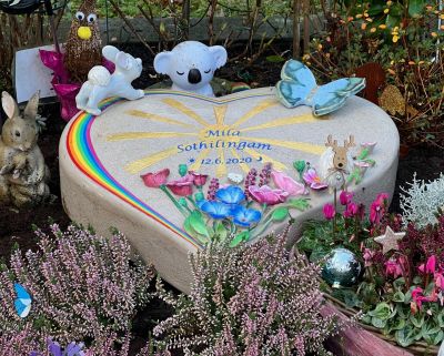 Kindergrabstein-sonne-blumen-hase-schmetterling