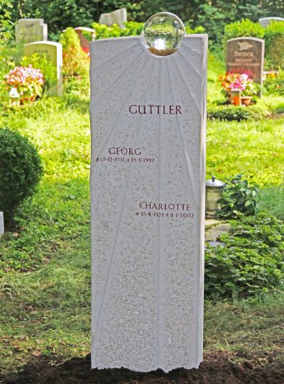 schoener-grabstein-mit-glaskugel-waldfriedhof-muenchen-guettler