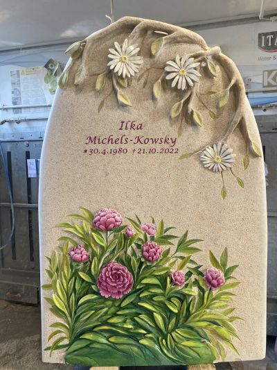 sehr schöner handwerklicher Grabstein für Ilka mit pfingsrosen und ihrem Lieblingsbaum 