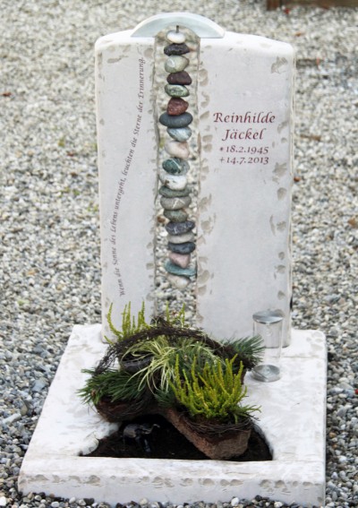 urnengrab-mit-kiesel-modern